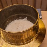 道人 - ⑬白ご飯
      道人さんの真鍮釜で炊いた白ご飯は「にえばな」から蒸らしが進む過程が各々楽しいのです