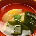 道人 - ③蒸し黒鮑、白子筍、若布、山椒の木の芽載せ、利尻昆布と血合い抜き鮪節のお椀 道人さんのお椀はお出汁の綺麗な味わいながら、食べるお椀で椀ダネにも妥協はありません お出汁を濁らせない組み合わせが多い印象