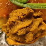 道人 - ②紫雲丹(兵庫県淡路島由良産)
      綺麗に粒が立ち、鮮度の良さを表してます
      これ以上は活きはお店で剥かないと無理かも
      舌の上で5秒ホールドで頂くと上品で穏やかな甘み、溶け去った後の余韻の薫りまで完璧