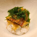 道人 - ⑥炭火焼き鰻(静岡県産)の飯蒸し、八代海苔(熊本県八代産)載せ
      皮をパリッと炭火で焼いた脂たっぷりな鰻、芳ばしさと濃厚な旨み、少し控えめなタレ、バランスが素晴らしい、八代海苔の香りも良い