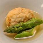 道人 - ⑫桜蝦(静岡県産)の飛竜頭、茹でグリーンアスパラガス(北海道産)添え
      桜蝦の甘みと旨みと香りが拡がり、お出汁にも染みていたのか、豊かな風味を感じました
      茹でグリーンアスパラガスの甘みも◯