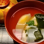 道人 - ③蒸し黒鮑、白子筍、若布、山椒の木の芽載せ、利尻昆布と血合い抜き鮪節のお椀
      蓋を開けた瞬間に立ち登る利尻昆布の薫り
      透明感があるキレのある味わい
      鮪の血合い抜き本枯節の旨みが染々と拡がる