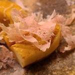 道人 - ⑪炭火焼き白子筍(京都府塚原産)
      芳ばしく炭火焼きにした白子筍は飛び切り甘い
      醤油の焼けた芳ばしさが香り立ち、春の名残を噛み締めつつ楽しみます
      花鰹がまた良いんです！