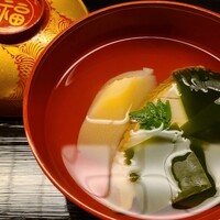 道人 - ③蒸し黒鮑、白子筍、若布、山椒の木の芽載せ、利尻昆布と血合い抜き鮪節のお椀
                    蓋を開けた瞬間に立ち登る利尻昆布の薫り
                    透明感があるキレのある味わい
                    鮪の血合い抜き本枯節の旨みが染々と拡がる