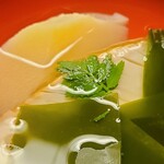 道人 - ③蒸し黒鮑(兵庫県淡路島産)、白子筍(京都府塚原産)、若布(兵庫県淡路島産) 白子筍の甘みの素晴らしさ、蒸し黒鮑の仄かな磯の薫りと奥深い旨み、若芽の海の薫りと甘み、極めてバランスが良く、ため息が出ます