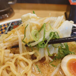gokokumisora-memmisoyakuranosuke - 向正面にはシャキシャキ野菜がタップリで、
                        煮玉子の半熟具合もベスト。