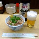 成田家 - 大瓶ビール（650円）と「鳥酢」（220円）