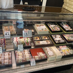 Tamakiya - 季節柄、桜餅、柏餅等の他のも美味しそうなお饅頭が有ります。