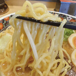 gokokumisora-memmisoyakuranosuke - ザクっと麺を持ち上げると、
                        やや縮れた太麺。
                        加水率高めでもちっとしていて、麺が暴れることもなく
                        ご主人様の言うことをちゃんと聞く。
                        (*-ω-)ヾ(･ω･*)ﾖｼﾖｼ
