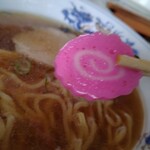 武田そば屋 - なるとがピンクに