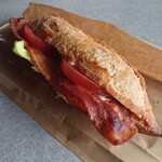 タイヨウブレッズ - ベーコントマトのバゲットサンド・カスクート(2022.4)