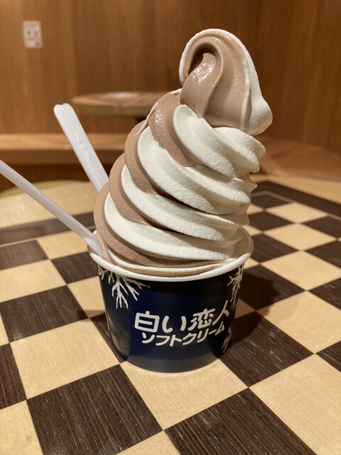 白い恋人のクリームを使用したクッキーシュウ&ソフトクリーム』by