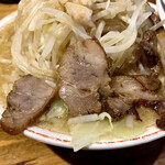 ラーメンジャイアン - 香ばしいタイプのチャーシュー
脂身は癖なく旨い！