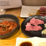 立喰い焼肉 治郎丸 - キムチ400円とネギタン塩400円