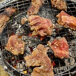 Yamagata No Yakiniku Ya Sakurambo - 切れ目のあるのが中落ちカルビ。平坦なのがハラミです。