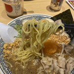 丸源ラーメン - 細麺の玉子麺はスープがよく絡んで美味しい