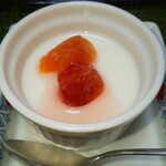 金澤屋牛肉店 - さくらんぼ煮が乗った牛乳寒天(R5.4.28撮影)