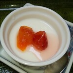 金澤屋牛肉店 - さくらんぼ煮が乗った牛乳寒天(R5.4.28撮影)