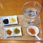 ジャムカフェ - テイスティング 上左よりブルーベリー、レモンマーマレード
      下左よりアプリコット、ルバーブ
      右下丸皿カラメルりんご
      (家内のテイスティングセット)