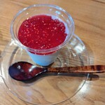 ジャムカフェ - パンナコッタ フランボワーズジャム乗せ