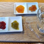 ジャムカフェ - テイスティングセット 上左よりアプリコット、カラメルアップル、下左よりフランボワーズ、ルバーブ(私のテイスティングセット)