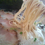 金田家 - 細麺ｽﾄﾚｰﾄ麺は食べ後心地軽やかで、ｸﾘｰﾐｰなｽｰﾌﾟを良く持ち上げる。