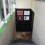 胡粋 - ホテルの地下、裏からも表からも入れます