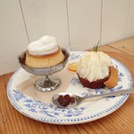 喫茶 tameiki - カスタードプリン520円、キャロットケーキ 全粒粉クッキー付き550円✨プリンにラム酒とレーズンもプラスできるは楽しいです(＋30円)、やさしい風味のキャロットケーキ、月の形のクッキーも可愛らしい。