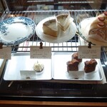 喫茶 tameiki - 土曜日13時半の冷蔵ケース✨ほか、焼き菓子もあります。