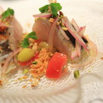 クッチーナ イタリアーナ ガッルーラ - 炭で炙った鰆と祖父江の銀杏・焼き茄子のカルパッチョ、ピスタチオとクスクスのサラダ仕立て