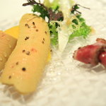 クッチーナ イタリアーナ ガッルーラ - 自家製スモークにかけたフレッシュフォアグラとマンゴーのサラダ