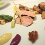 クッチーナ イタリアーナ ガッルーラ - 沖縄県名護産やんばる島豚の骨付きロース肉とおっぱい、タン、ネック、　紫芋のサルサとアニスの香るさつま芋のサルサ
      　豚耳とガツといろいろなお豆のサラダ添え紅芋の香る天然塩と