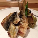 神保町 傳 - 鮎の干物、　蓼の米粉パン、キモのムース