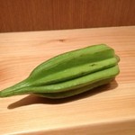 神保町 傳 - こんなに大きく珍しいオクラがサラダに入っています