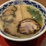 九州らーめん 亀王 - 亀王ラーメン(880円)