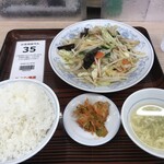 ぎょうざの満洲 - 野菜炒め＋ライス大とスープ、キムチ（650円）