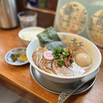 Menya Yuyaken - 八とんちゃーしゅー950円（平打ち）味玉100円