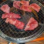 焼肉壱番 太平楽 - 取った分の肉　焼き焼き〜