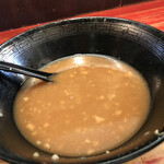 ラーメン二郎 - 非乳化スープも脂マシマシでこんな色に。