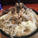 ラーメン二郎 - ブラックペッパーが合います。