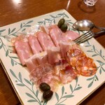 Buono Pesce - 生ハム・サラミ・モルタデッラ・オリーブの盛り合わせ。1600円+税
