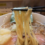 ラーメン つるや - 麺は平打ちストレート。