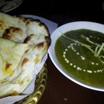 ゴングル 南青山本店 - サグパニールとナン