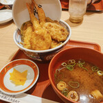 Tempura Ebinoya - オーダーは3人とも、海老が2本入ってるという
                上天丼(税込1,210円)にしました♪(*^^)v
                上蓋が刺さってる〜笑