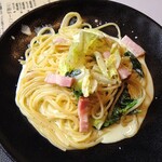 MOLO DI IIDABASHI - 本日の日替わり（1100円）の、春キャベツとベーコンのジェノバクリームパスタ