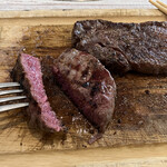 黒毛和牛食べ放題Z - カット面　ミディアムレア的　色が変わってますがピンクです