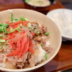 海のホテル島花 - 淡路牛を使った名物の淡路島牛丼!!
      どんぶりって…꒰꒪꒫꒪꒱
      奥のごはんは主人のです(･́·͜･̀)ﾉ