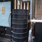 芳野屋 - この中に活鰻がいるみたいです！