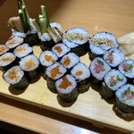 すし処あさまる - 上巻き物3本セット1580円と穴子きゅうり巻780円、一緒に盛ってもらった。見た目豪華になった。価格は全て内税表記。