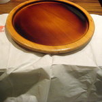 BIG THUNDER - 最初にこの木皿がセットされてここに熱々の鉄皿が乗っかるんですよ
